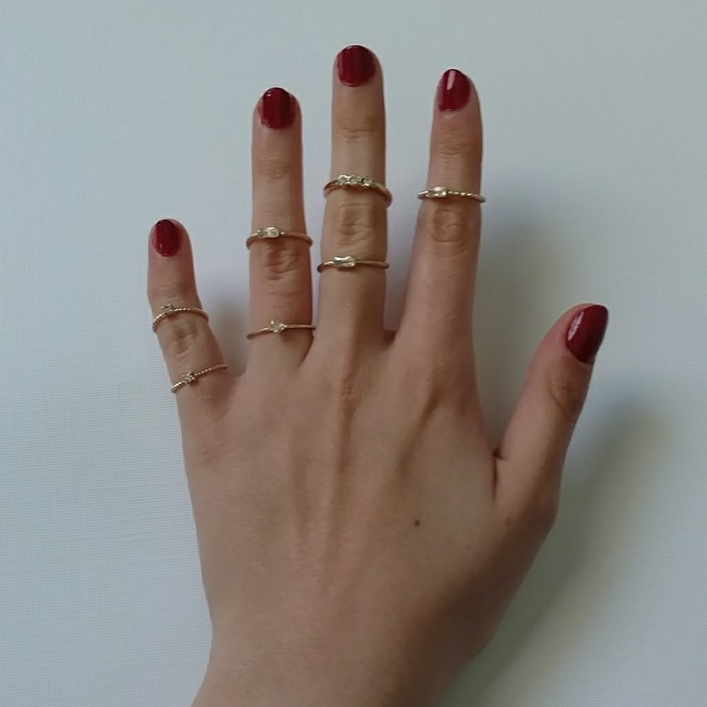 Set of 7 gold midi rings.